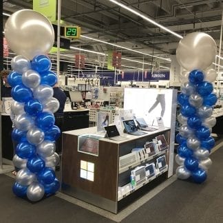 2 flotte søjler i blå og sølv, sat op i Elgiganten fields for til promovering af Microsoft produkter.